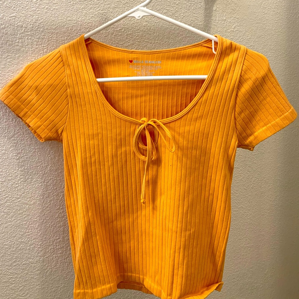 Bella Seamless cropped coral shirt. Size small.